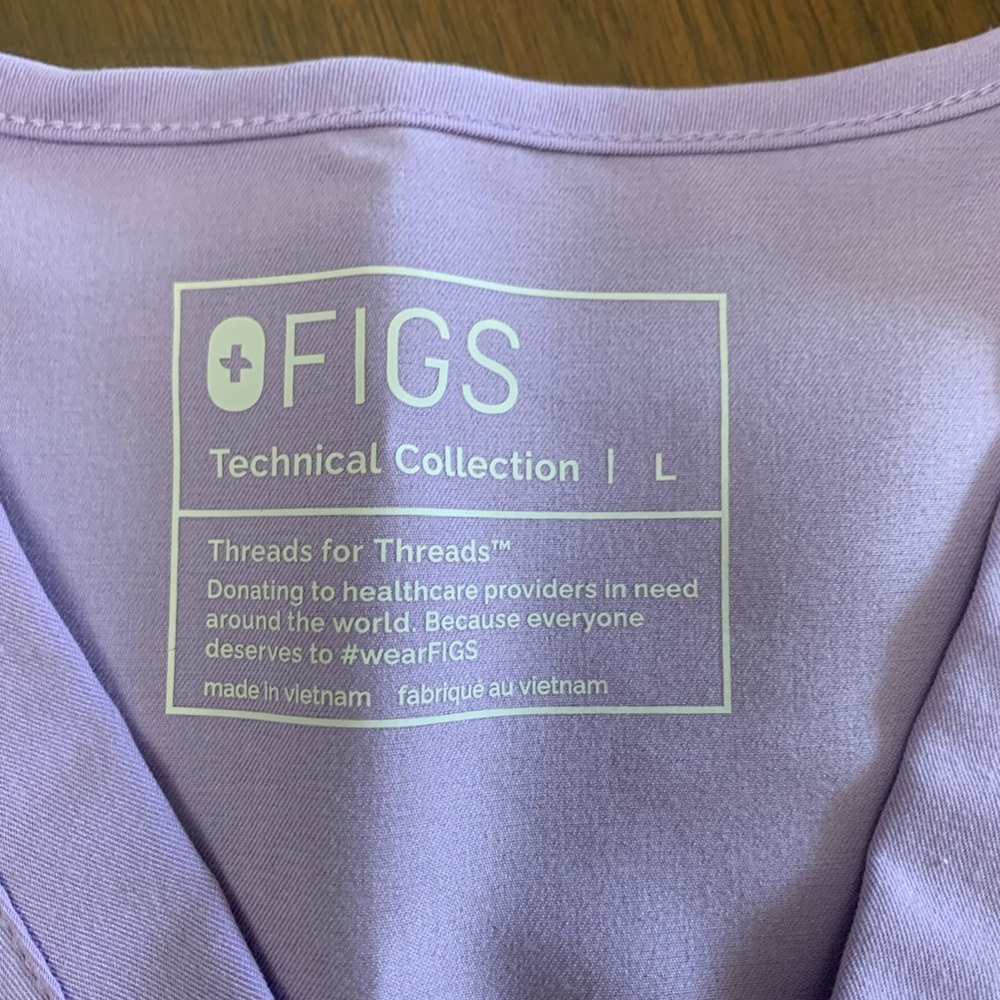 Casma™ Three-Pocket Scrub Top Size Large in Lilac Dawn EUC